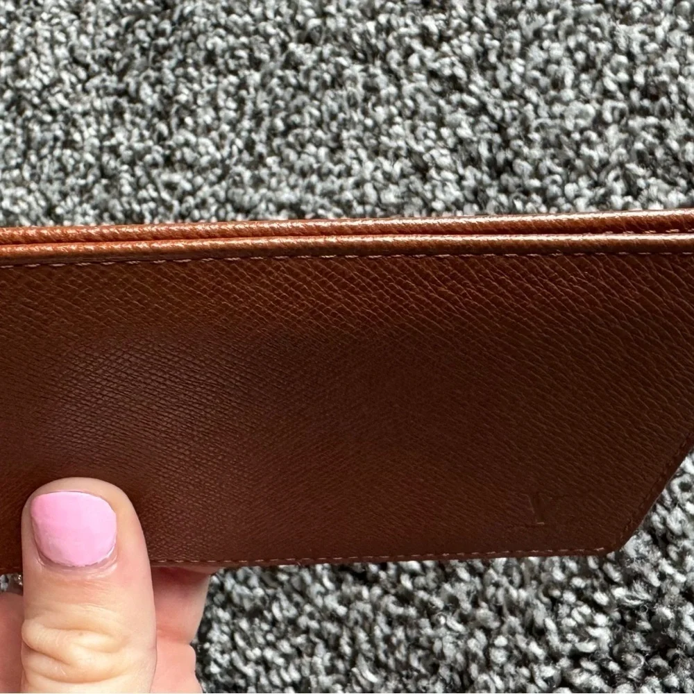 Louis Vuitton Taiga bifold slim card holder
